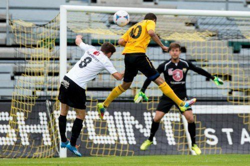 Ahmet Caner (Mitte) konnte Altach-Goalie Sebastian Brandner in dieser Aktion nicht bezwingen.  stiplovsek