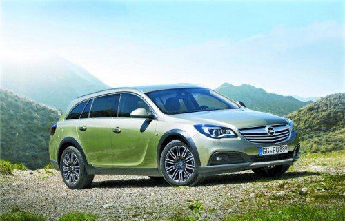 Als Sports Tourer kann der Opel Insignia große Lasten tragen, als Country
Tourer mit 4x4-System tut er das souverän auf nicht befestigten Wegen.