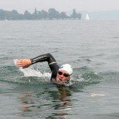 Extremsportler schwimmt den Rhein entlang