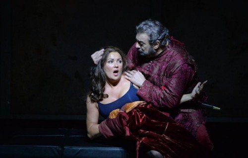 Anna Netrebko als Leonora, Placido Domingo als Conte di Luna in Verdis Oper „Il Trovatore“ in Salzburg.  FOTO: APA