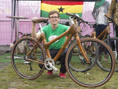 Aus Bambus gebaut
In die Pedale treten und dabei Gutes tun, lautet die Devise von my Boo. Die Fahrradrahmen aus Bambus werden in Zentral-Ghana von einem sozialen Projekt gebaut. „Seit einem halben Jahr sind wir in Serie“, berichtet Mitbegründer Maximilian Schay.