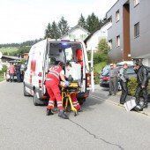 Biker stieß gegen Pkw und stürzte