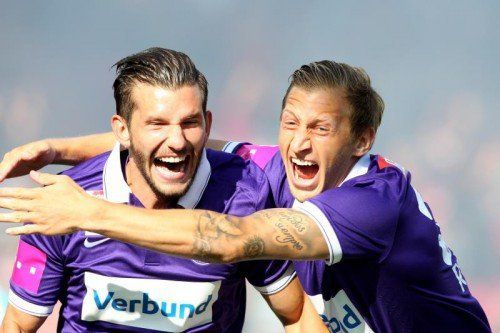 Austria Wiens Alexander Gorgon (l.) jubelt mit Daniel Royer über das drittschnellste Tor der Bundesliga-Geschichte. Foto: gepa