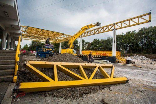Beim deutschen Zollamtsgebäude wurden bereits Lärmschutzwände und das Flugdach abgerissen sowie Bäume gerodet. Foto: VN/Steurer