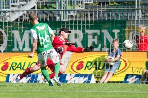 Beim Prominentenspiel erwies sich Daniel Sobkova als sicherer Schütze vom Elfmeterpunkt. Diener/2, Steurer
