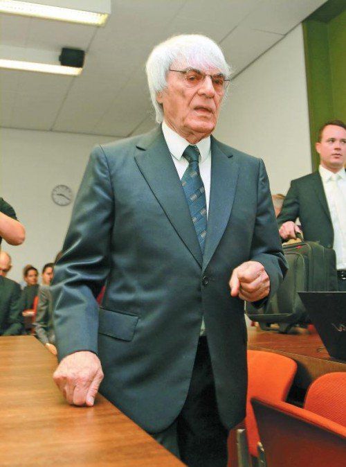 Bernie Ecclestone kann auf Holz klopfen: Das ist noch einmal gut gegangen mit seinem Gerichtsverfahren in München. Foto: gepa