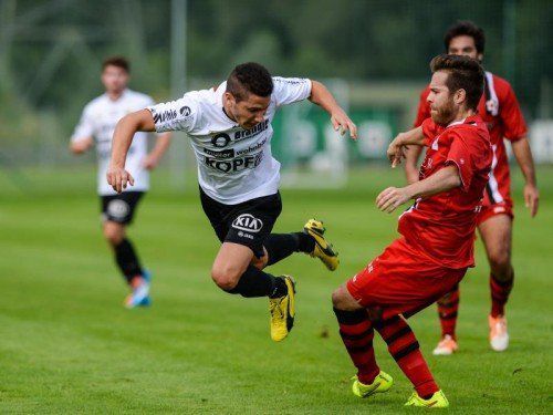 Bild zeigt Sefa Gaye (Altach Amateure) und Christoph Mühllechner (Seekirchen).