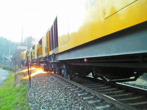 Bis zum 14. August ist der Schienenschleifzug in Vorarlberg hauptsächlich während der Nachtstunden unterwegs. foto: öbb