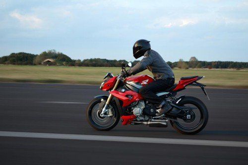 BMW S 1000 R in Aktion: Sie schiebt und schiebt und schiebt . . . Fotos: BMW