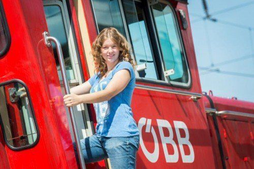 Brunnhofer am Bahnhof Bludenz, wo sie gerade das Verschieben von Zugwaggons lernt. Foto: Stiplovsek