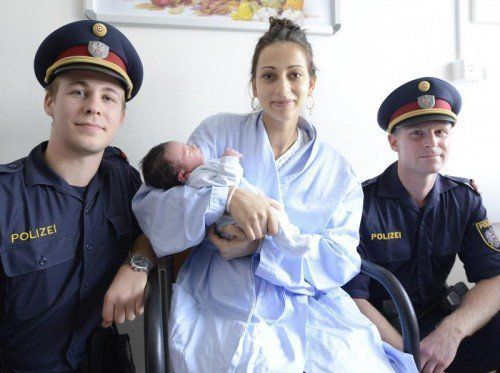 Da hatte es jemand ganz schön eilig: Mutter Silvi mit ihrem Sohn Nicolas und den Polizisten Stefan Ulreich und Martin Seidl. Foto: APA