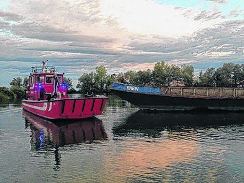 Das Feuerwehrwehrboot „Föhn“ schleppte das Lastschiff wieder zurück zur Anlegestelle im Harder Industriehafen. Foto: Feuerwehr