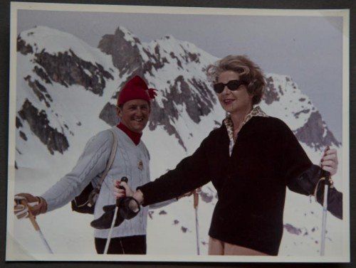 Das Foto zeigt Albert Tschofen mit seiner millionenschweren Skischülerin „Goggola“ .
