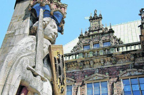 Das Rathaus in Bremen und die Statue „Roland“.