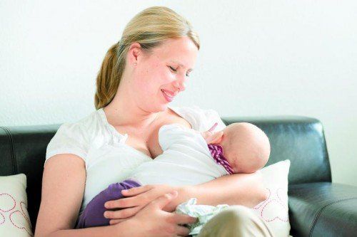 Das Stillen fördert nicht nur die Beziehung zwischen der Mutter und ihrem Kind. Der Säugling erhält damit auch die für ihn anfangs beste Ernährung.