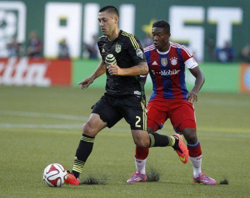 David Alaba (r.) attackiert den US-Spieler Clint Dempsey. Foto: epa