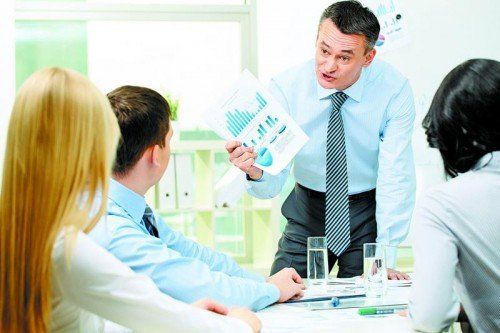 Den Irrsinn der Chefs – Buchautor Klaus Schuster beschreibt Managerkrankheiten. Foto: Shutterstock