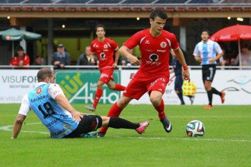 Dennis Alibabic (r.) konnte von Hards Piero Minoretti nicht gestoppt werden. Er erzielte den Treffer zum 1:0. Foto: hofmeister
