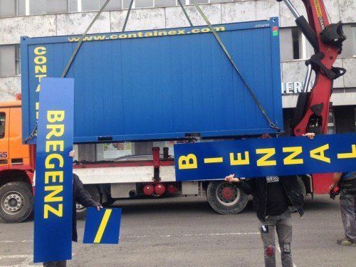 Der Moment der Anlieferung: Das Büro der Bregenz Biennale befindet sich bis Sonntag vor der VLV in Bregenz. Fotos: Veranstalter
