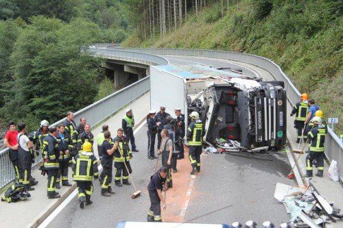 Der Unfall auf der Hangbrücke zwischen Silbertal und Schruns forderte das Leben eines 40-jährigen Grazers. Foto: VOL/AT Rauch