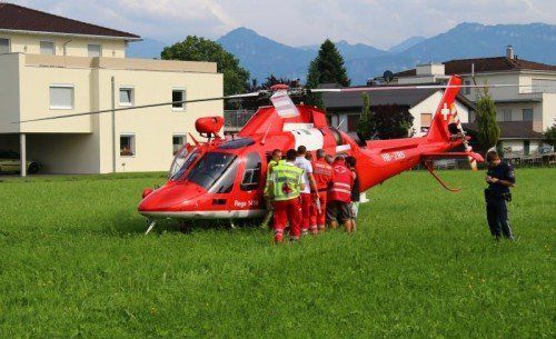 Der Verletzte war bei seinem Transport von der Unfallstelle zum Rettungshubschrauber ansprechbar. Foto: VOL.AT/Pletsch