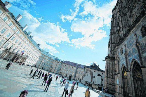 Die Adalbert Kathedrale befindet sich ebenfalls auf dem Burgareal. Sie ist die wichtigste und größte Kirche Prags.