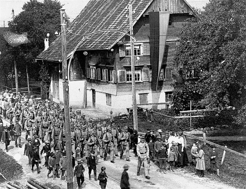 Die Grenze zur neutralen Schweiz wurde streng bewacht: Grenzschutzabteilung in der Kirchstraße. Foto: Gemeindearchiv  