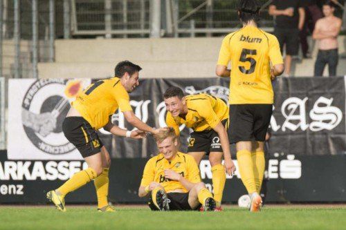 Die Höchster hatten Grund zum Feiern: Patrick Maldoner (sitzend) kickte SW Bregenz per Doppelpack aus dem Bewerb. Foto: vn/stiplovsek