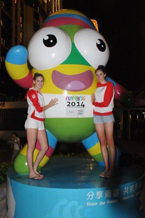 Die Hohenemserinnen Janine Lais (l., Badminton) und Melanie Amann (Rad) mit dem Maskottchen der Olympischen Jugendspiele. Foto: akp