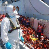 Italienische Marine rettet Bootsflüchtlinge