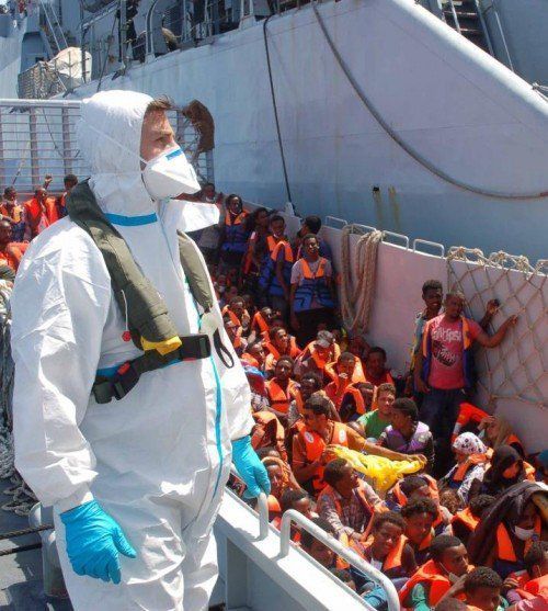 Die italienische Marine hat wieder hunderte Bootsflüchtlinge gerettet. Am Sonntagabend kenterte ein Fischerboot vor Lampedusa mit insgesamt rund 370 Migranten an Bord. 364 Personen wurden von der Marine gerettet, sechs Menschen starben. Erst am Sonntag waren 18 Migranten ums Leben gekommen. Sie starben in einem Schlauchboot, das südlich von Lampedusa auf dem Weg von Nordafrika nach Europa war FOTO: AP