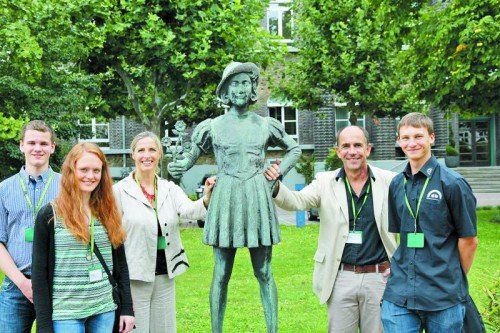 Die Jugendforscher Simon Moll (l.), Hanna Weiss und Dominik Dörler mit ihrem Lehrer Rudolf Sams und Merck-Österreich-Geschäftsführerin Elisabeth Prchla vor dem Merk’schen Kamille-Männchen.  Fotos: merck