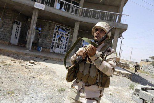 Die kurdischen Peschmerga-Kämpfer kontrollieren noch das Dorf Bakirta im irakischen Kurdistan gegen die IS-Truppen. Um den Vormarsch der Terror-Miliz aufzuhalten, beliefern immer mehr westliche Länder die Peschmerga mit Waffen. Neben den USA, die seit Anfang August Luftangriffe gegen den IS im Nordirak fliegt, sollen nun Kanada, Kroatien und Albanien Kriegsgeräte in den Irak gesendet haben.  REUTERS