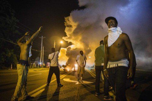 Die Lage in Ferguson bleibt angespannt. Auch in der Nacht auf Dienstag kam es wieder zu Krawallen. Reuters