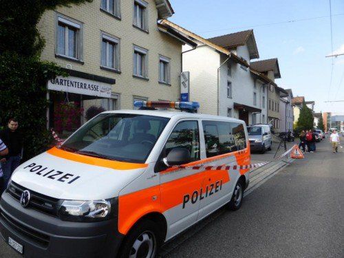 Die Polizei am Tatort in der St. Gal-ler Herisauerstraße.  Foto: KAPO  