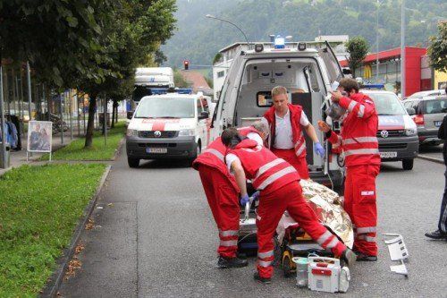Die verletzte Lenkerin wurde von der Rettung geborgen.  RAUCH  
