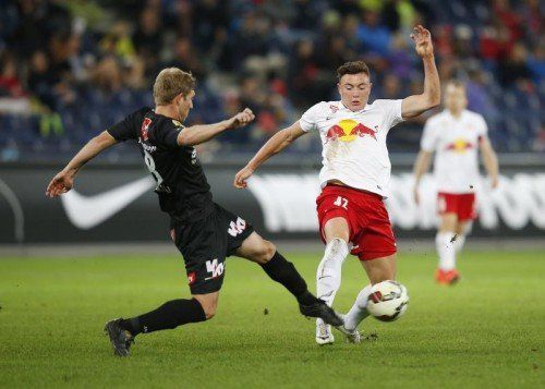 Dieses Duell konnte Altachs Ronald Gercaliu als Libero gegen Salzburgs Nils Quaschner gewinnen. Am Ende setzte es aber eine 0:5-Niederlage beim aktuellen Meister. foto: gepa