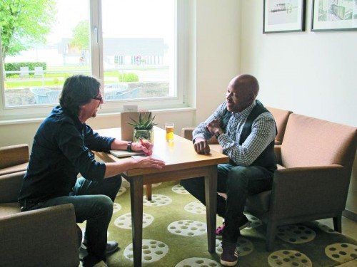 Dieter Alge (l. ) im Gespräch mit George Alaba. Kleines Bild: Alaba mit Sepp Lenhart (l.) und Hanno Egger vom Unternehmen Sporteo. Foto: alge