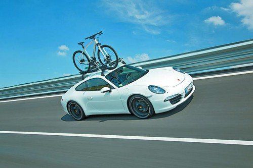 Drei Fahrräder oder sechs Paar Ski: Der Porsche 911 wird zum echten Lastenträger. Foto: werk
