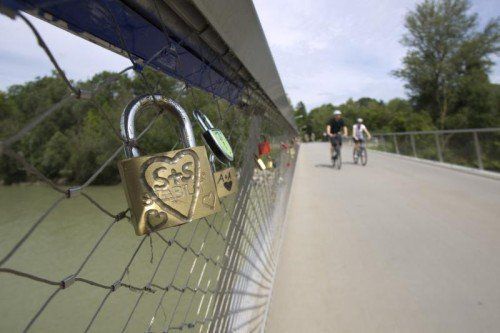 Ein buntes Sammelsurium an Liebesbeweisen hat sich an der Fahrradbrücke über die Bregenzerach gebildet. Foto: VN/Paulitsch