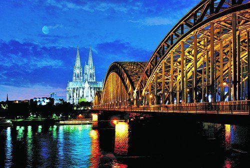 Eine beliebte Sehenswürdigkeit: der Kölner Dom am Rhein.