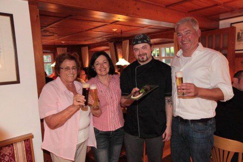 Elfriede Brugger (l.) mit Tochter und Wirtin Manuela sowie Küchenchef Patrick Brugger und Braumeister Andreas Rosa. Fotos: AME
