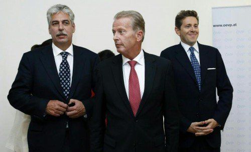 Erhielt für Hans Jörg Schelling (l.) als Finanzminister die einhellige Zustimmung: VP-Parteichef Mitterlehner. APA