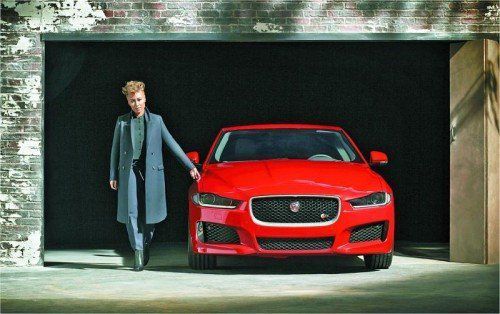 Erstes Foto: Emeli Sandé und der neue Jaguar XE. Foto: werk