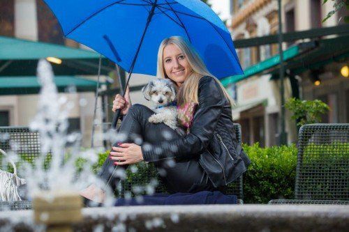 feature, wetter, wetter feature, wetterfeature, regen, regenschirm, eva maria aus koblach mit ihrem einenjährigen malteser mischling buddy am dornbirner marktplatz