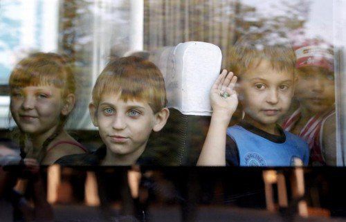 Flüchtlingskinder aus dem Kriegsgebiet in der Ostukraine auf dem Weg nach Stavropol in Südrussland. Foto: REUTERS