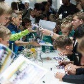 Heiß begehrt: Die Autogramme der Altacher Kicker