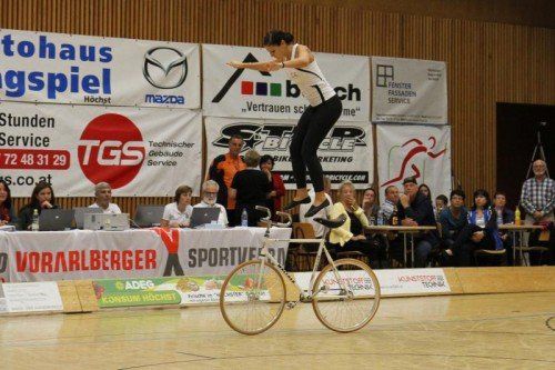 Hallenrad Radball Kunstrad Adriana Mathis ARBÖ RC 11er Meiningen - Einer, Sprung vom Sattel zum Lenkrad
