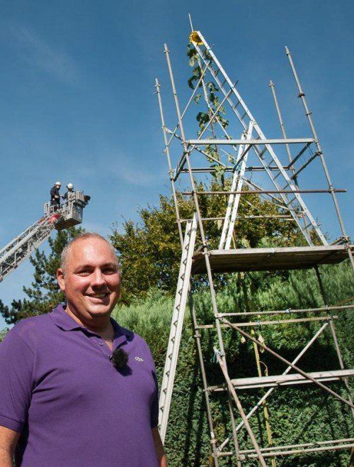Hans-Peter Schiffer goss die Blume mit warmem Wasser und düngte mit eigenem Kompost.  Foto: dpa