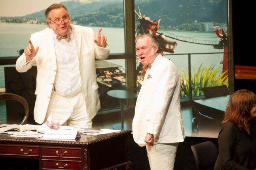 Hoppla, DP gibt‘s zwei Mal: David Pountney und Rüdiger Wenk in „Der Schauspieldirektor“. Fotos: VN/Steurer